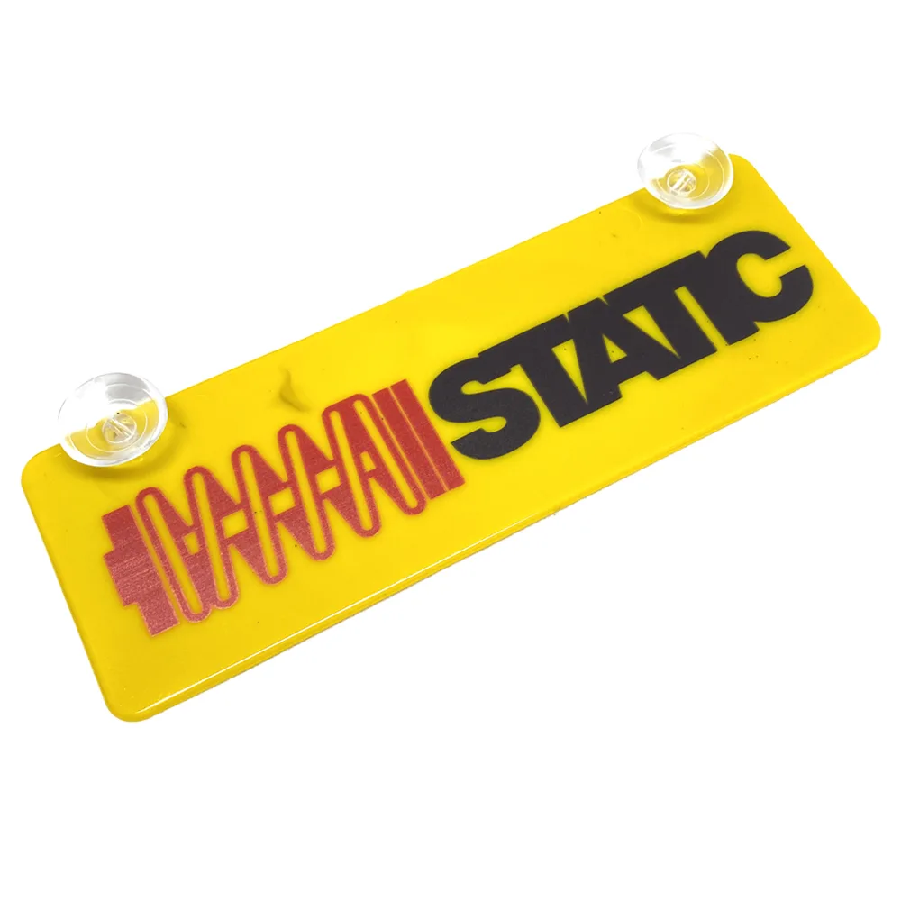 STATIC Kırmızı Siyah Yazılı Sarı Dekor Plaka Vantuzlu Cam Süsü 22x7.5cm