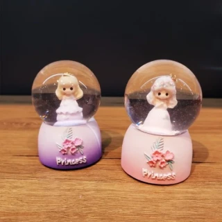 Küçük Boy Işıklı Kar Küresi Prenses Figürlü